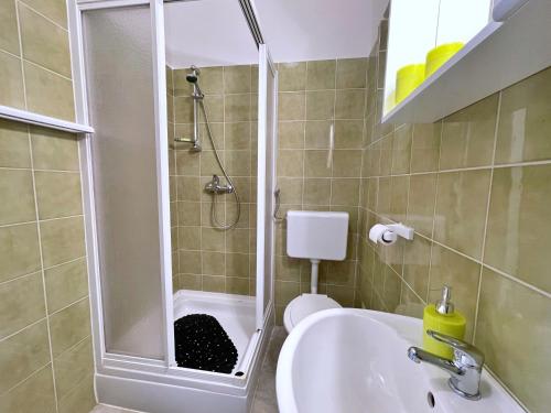 Three-Bedroom Apartment with Terrace and Sea View image 10