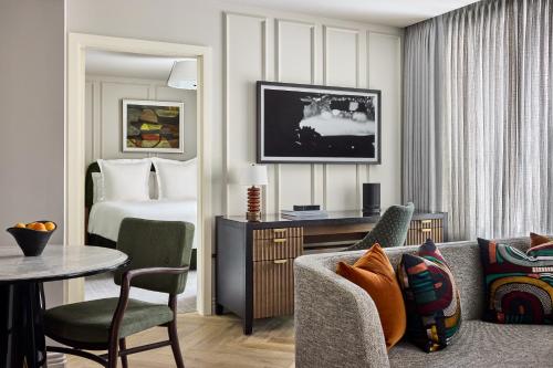 Junior Suite room in Rosewood Hotel Georgia