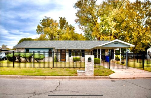 Two living rooms,Huge backyard,water park,Airport in Fort Smith, USA