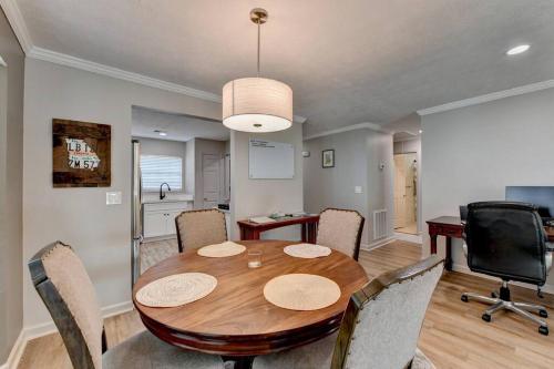 Walk to Avalon or Downtown 3 Walk to Avalon or Downtown 3