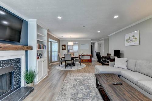 Walk to Avalon or Downtown 3 Walk to Avalon or Downtown 3