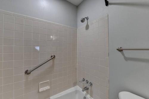 Walk to Avalon or Downtown 3 Walk to Avalon or Downtown 3