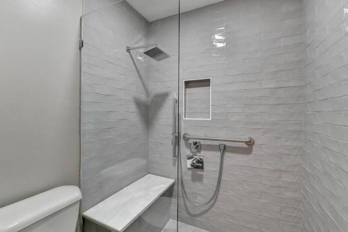 Walk to Avalon or Downtown 3 Walk to Avalon or Downtown 3