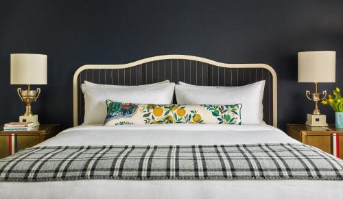1 king bed, 1 sofa bed