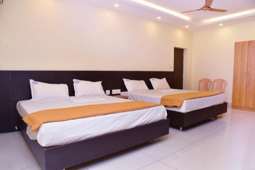 2 queen beds