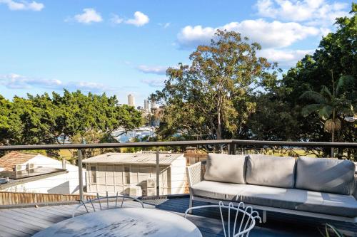 View, Executive 2BR Apt with Balcony near Yarranabbe Park in Darling Point