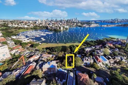 Exterior view, Executive 2BR Apt with Balcony near Yarranabbe Park in Darling Point