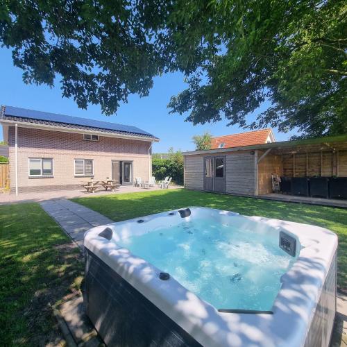  Luxus Familienvilla mit Jacuzzi & Sauna 2 in Tzummarum