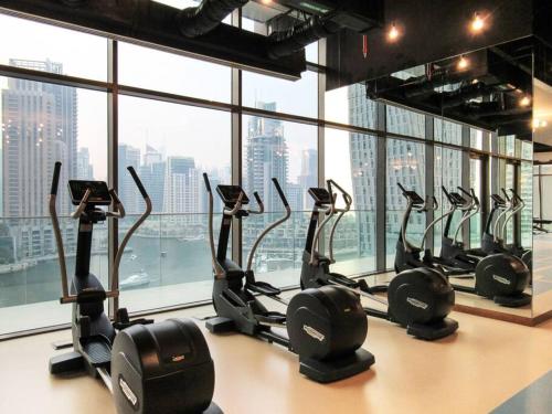 Stylish 3BR Apartment in Dubai Marina with Pool, Gym, and Views, Dubai (photo 6)
