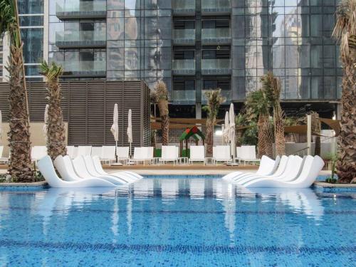 Stylish 3BR Apartment in Dubai Marina with Pool, Gym, and Views, Dubai (photo 2)