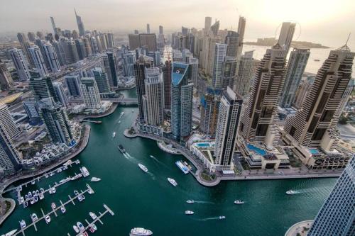 Stylish 3BR Apartment in Dubai Marina with Pool, Gym, and Views, Dubai (photo 9)