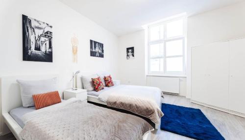 2 bedrooms, 6 beds
