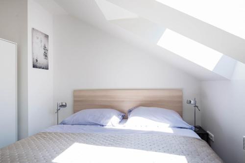 1 queen bed, 1 sofa bed