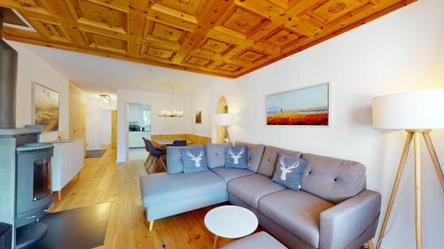 Apartment with Mountain View