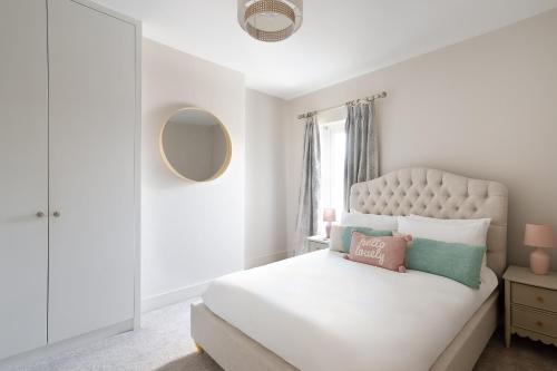 Luxury Family Home in Central Windsor with Large Garden, Games Room, Office, Parking & Pet-Friendly, Windsor (photo 10)