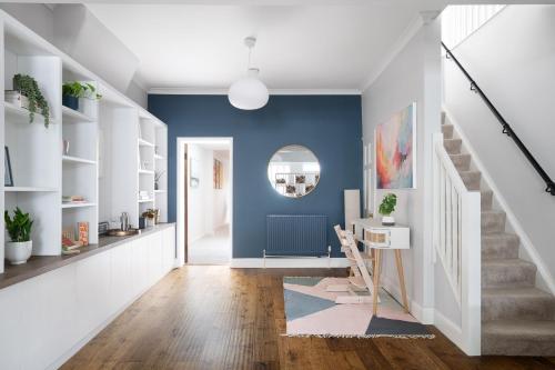 Luxury Family Home in Central Windsor with Garden - image 11