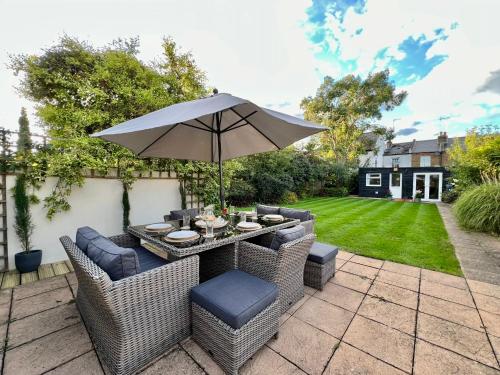 Luxury Family Home in Central Windsor with Garden - image 13