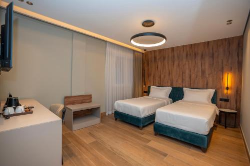 Standard Twin Room image 10