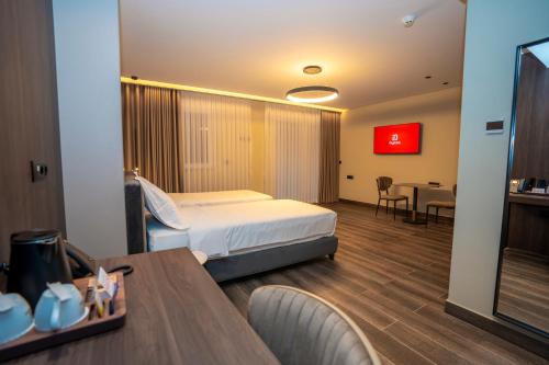 Deluxe One-Bedroom Apartment image 10