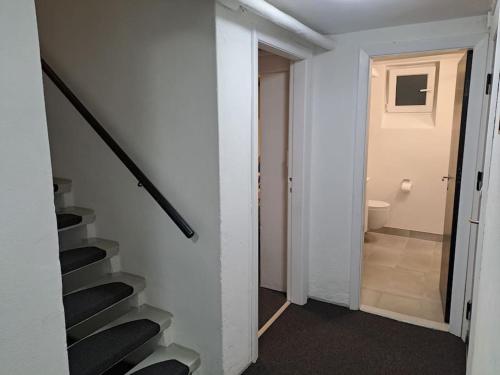 Centralt beliggende hyggeligt byhus med 8 sovepladser 130m2 med pejs in ฮอลส์เทโบร