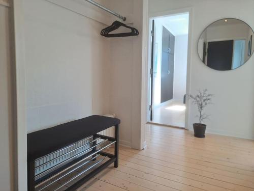 Centralt beliggende hyggeligt byhus med 8 sovepladser 130m2 med pejs in ฮอลส์เทโบร