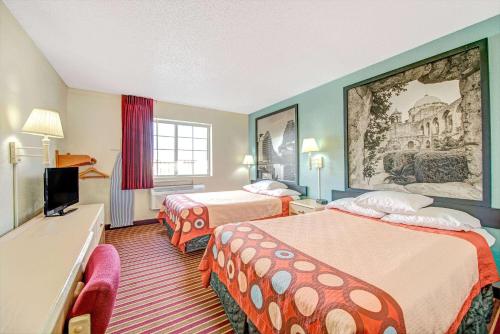 Super 8 by Wyndham San Antonio/Fiesta in San Antonio, USA