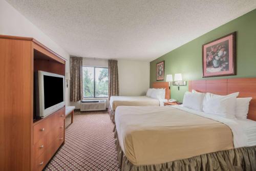 Super 8 by Wyndham Fort Worth Downtown South - image 12