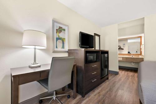 Quality Inn Pelham I-65 exit 246 - image 12