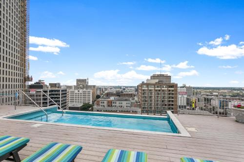 Spacious Modern Condos near French Quarter - 수영장