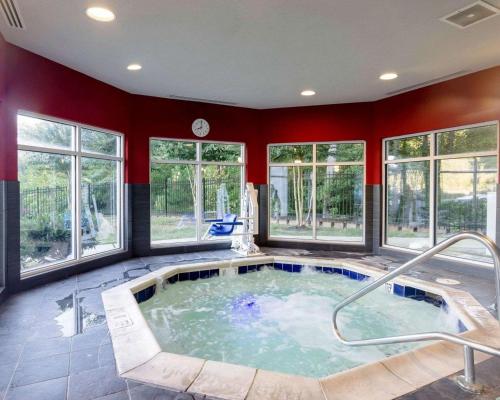 泳池, Comfort Suites   Williamsburg Historic Area in 威廉斯堡市中心