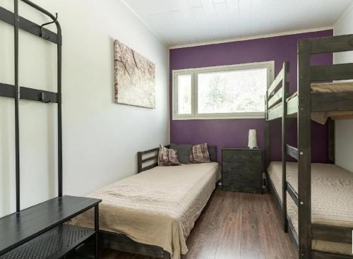1 twin bed, 2 bunk beds