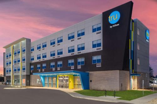 Tru by Hilton Janesville - image 2
