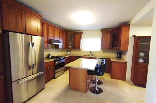 Spacious 4BD25BA Retreat Near Hospital & Tumon - main image