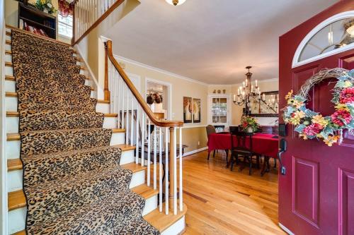 Antique Charm Meets Modern Comfort 3br