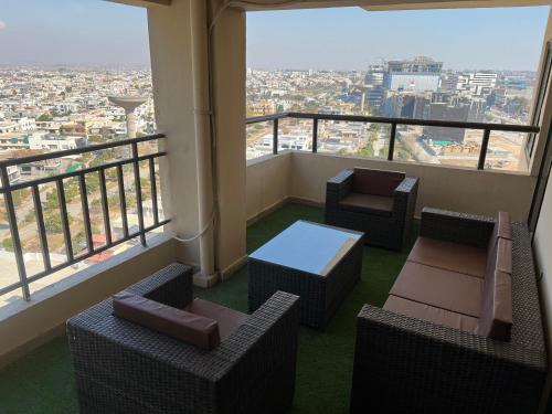 AQZ Apartments Three bedrooms with open terrace sitting area - main image