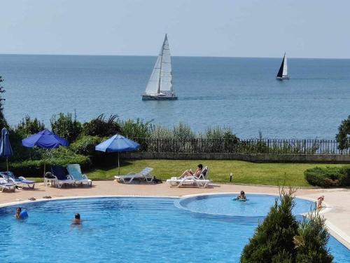 SUN AND FLOWERS APARTMENTS in front of the sea in Каварна