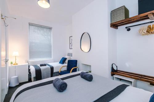 Modern 3-bed house in Manchester, ideal for long stays, FREE parking, city centre - sleeps upto 8 people, Manchester (photo 5)