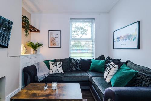 Modern 3-bed house in Manchester, ideal for long stays, FREE parking, city centre - sleeps upto 8 people, Manchester (photo 2)