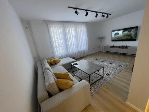 DOOR25, 2-Bedroom Apartment in Central Prishtina, Приштина (фото 7)