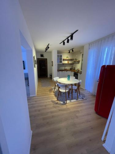 DOOR25, 2-Bedroom Apartment in Central Prishtina, Приштина (фото 6)