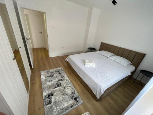 DOOR25, 2-Bedroom Apartment in Central Prishtina, Приштина (фото 10)