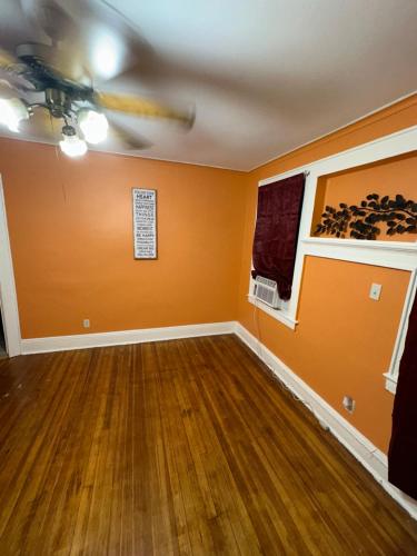 Fidelia Emerald Room Queen Bed within minutes of Newark Liberty International Airport and Newark Penn Station in Irvington, USA
