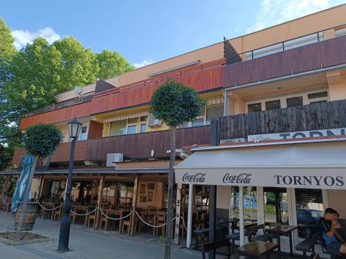 A szálláshely kívülről, 100 lépés - 100 steps - Apt with huge terrace next to the thermal bath (100 lepes - 100 steps - Apt with huge terrace next to the thermal bath) in Harkány