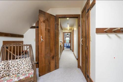 King Bed Farmhouse Valley Views – Winchester, VA