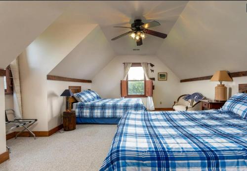King Bed Farmhouse Valley Views – Winchester, VA