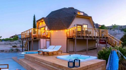 The Jungle Dome Hilltop Hot Tub, 360 Views in Yucca Valley, USA