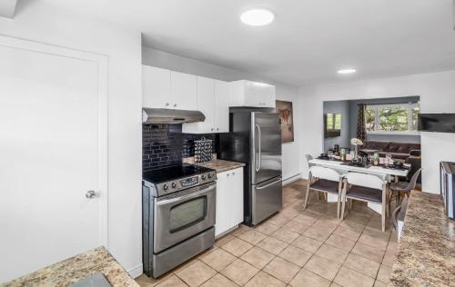 Kitchen, Cozy 3 Bedrooms Montreal near Le Gout De la Thailande