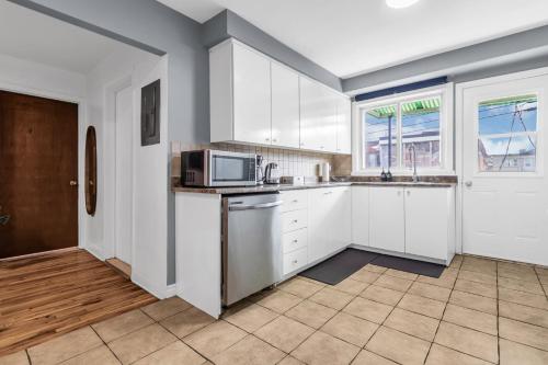 Kitchen, Cozy 3 Bedrooms Montreal near Le Gout De la Thailande