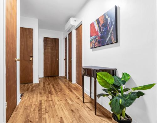 Cozy 3 Bedrooms Montreal near Le Gout De la Thailande
