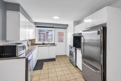 Kitchen, Cozy 3 Bedrooms Montreal near Le Gout De la Thailande